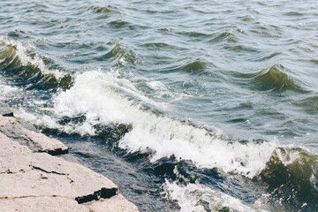 Fototapeta premium Ocean waves crashing on a rocky shore