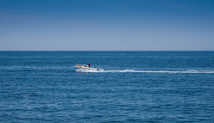 Obraz premium A luxury boat that sails at high speed on the open seas.