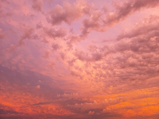 Bunter Himmel mit rosa Wolken bei einem wunderschönen Sonnenuntergang, Hintergrund