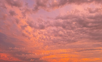 Bunter Himmel mit rosa Wolken bei einem wunderschönen Sonnenuntergang, Hintergrund