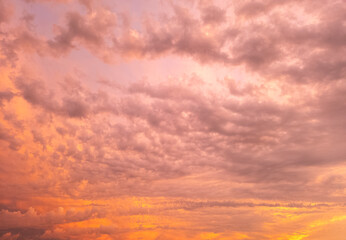 Bunter Himmel mit rosa Wolken bei einem wunderschönen Sonnenuntergang, Hintergrund