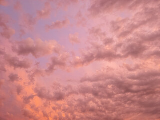 Bunter Himmel mit rosa Wolken bei einem wunderschönen Sonnenuntergang, Hintergrund