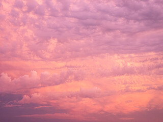Bunter Himmel mit rosa Wolken bei einem wunderschönen Sonnenuntergang, Hintergrund