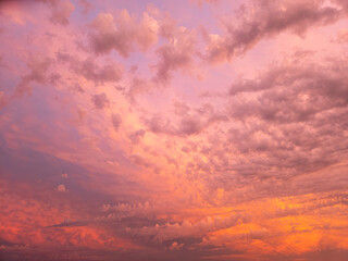 Bunter Himmel mit rosa Wolken bei einem wunderschönen Sonnenuntergang, Hintergrund