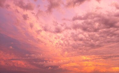 Bunter Himmel mit rosa Wolken bei einem wunderschönen Sonnenuntergang, Hintergrund