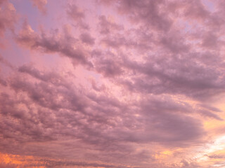 Bunter Himmel mit rosa Wolken bei einem wunderschönen Sonnenuntergang, Hintergrund