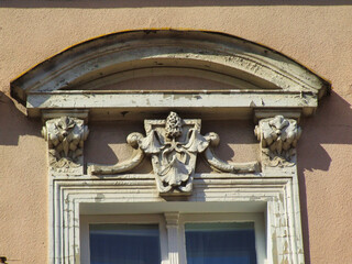 Ozdobny portal-gzyms nad oknem.