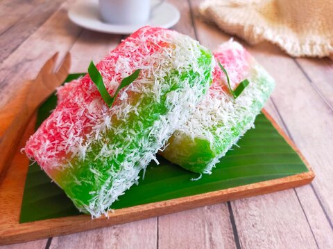 Sentiling is a traditional food from Indonesia. Made from cassava sprinkled with grated coconut, it is sweet.