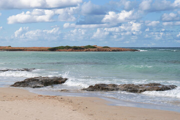 Spiaggia con mare agitato