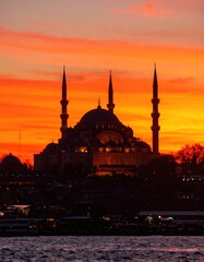 Obraz premium Silhouette of a mosque at sunset