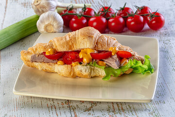 Croissant with tuna, tomato and salad