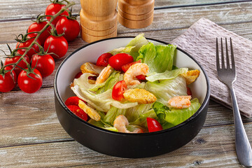 Caesar salad with prawn and romano
