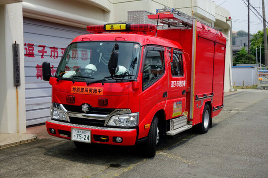 逗子市神奈川県2020年8月20日：ローカルな地元の消防団の消防車両車庫