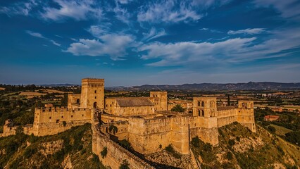 Obraz premium Ancient fortress featuring old walls and traditional medieval construction