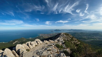 Spectacular scenery observed from the mountaintop