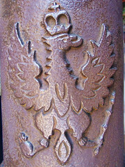 Grawerowany orzeł w koronie. © Pol Badger