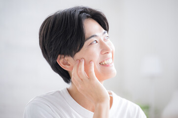 肌の潤いを実感するミドル男性　保湿のスキンケアクローズアップ