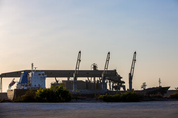 Barco amarrado en el puerto