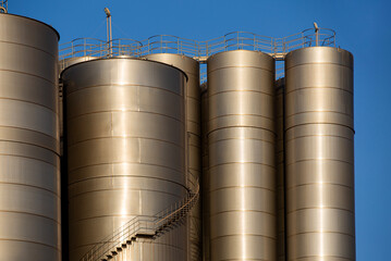 Vistas de unos depósitos de acero