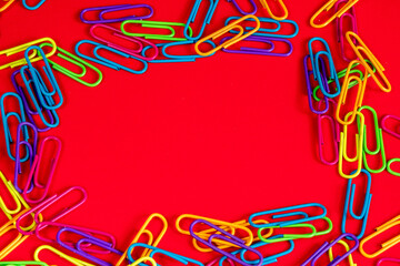 Fototapeta premium Clips fluorescentes de colores sobre fondo rojo