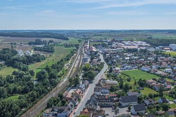 Ausblick auf Neufahrn an der Kleinen Laber in Niederbayern an einem sonnigen Sommertag