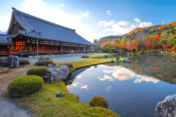 Obraz premium Scenic view of Tenryuji temple with beautiful foliage in autumn in Kyoto, Japan