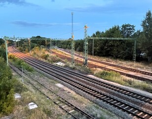 Obraz premium Railway station tracks in the light of evening lights.