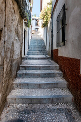 Obraz premium Streets and old buildings of Granada in Andalusia (Spain). El Albaicin (or Albayzin). View of the streets and old buildings of Granada historic city of Andalusia (Spain).