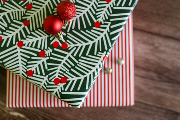 Obraz premium Stacked Christmas gifts with red and white ornaments