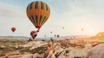 Obraz premium Amazing sunset over Cappadocia. Beautiful color balloons. Turkey