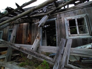 Obraz premium A crushed wooden house