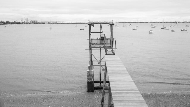 quai de Sautron &agrave; Saint-Nazaire en Loire Atlantique: p&ecirc;cherie sur pilotis traditionnelle pour la p&ecirc;che au carrelet face &agrave; l'oc&eacute;an atlantique et l'estuaire de la Loire