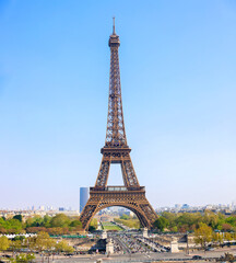 Fototapeta premium Eiffel Tower in Paris on a sunny day