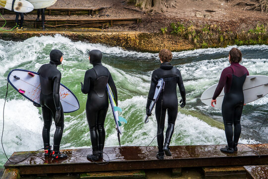 Grupo de surfistas preparandose para ingresar a la Eisbachwelle, en la ciudad de Munich
