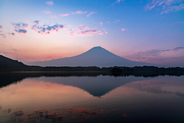 田貫湖の水面に映る朝の富士山