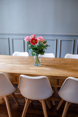 Bouquet de fleurs posé sur une table de salle à manger