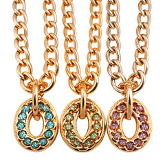 Obraz premium Macros of chain pendants displayed individually with isolated clarity on transparent background 