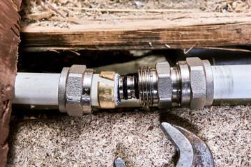 Connection of multilayer pipes using compression fitting during installation, showing insert, compression ring and union nut.