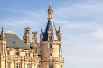schwerin, deutschland - runderker mit türmchen am schloss mit textfreiraum