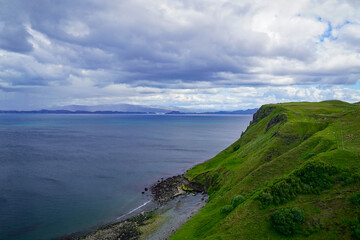 Costa con pioggia in lontananza