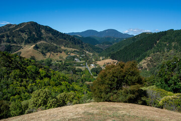 Naklejka premium Scenic Hills and Valleys Under a Blue Sky