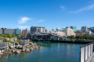 Obraz premium Scenic Waterfront View with Modern Cityscape