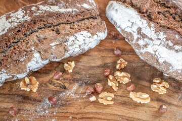 pflaumen-nuss-brot auf einem holztisch