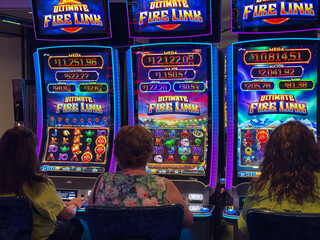 Gambling with electronic slot machines