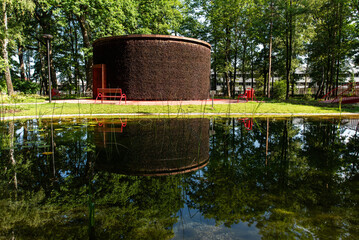 Czechowice Dziedzice na Ślasku, park Lasek z tężnią i sadzawką latem.  © Elżbieta Kaps