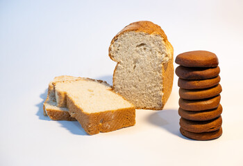 Pan de molde casero con miga suave, acompañado de tradicionales pancitos de miel del norte argentino, sobre fondo blanco. Representación de la panadería artesanal y la cultura culinaria de Jujuy