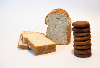 Pan de molde casero con miga suave, acompañado de tradicionales pancitos de miel del norte argentino, sobre fondo blanco. Representación de la panadería artesanal y la cultura culinaria de Jujuy