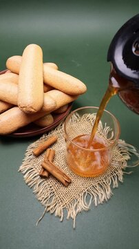 Versare il t&egrave; nel bicchiere per la colazione, savoiardi sardi per colazione, video verticale