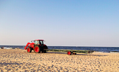 Traktor mit Anh&auml;nger am Ostseestrand

