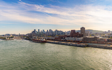 Naklejka premium A wide view of Montreal from afar, showcasing the city’s downtown skyline with modern buildings and urban landscape.
